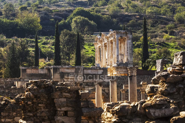 Ruinas de la Biblioteca Celsus - foto de stock