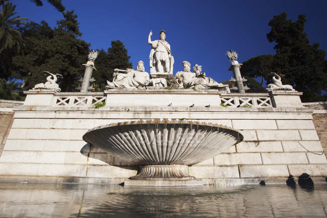 Statua e fontana in Piazza del Popolo — Foto stock