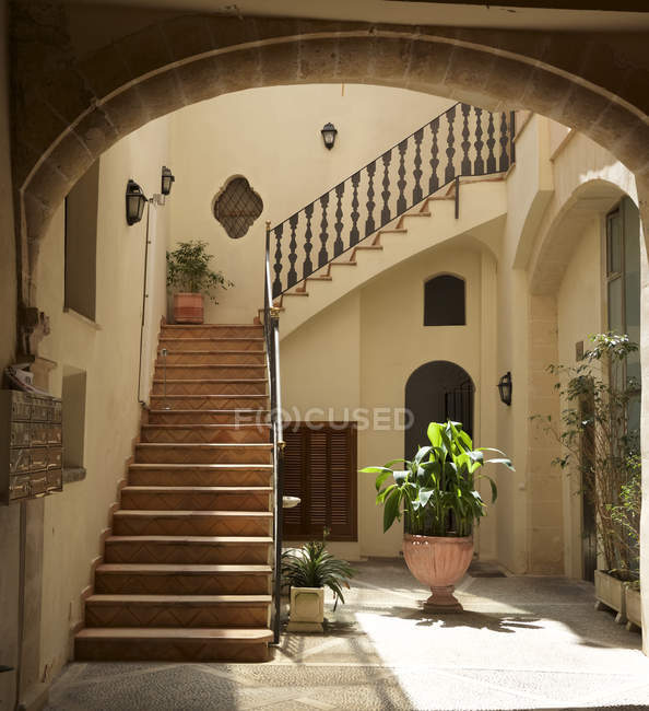 Courtyard of traditional mansion — Stock Photo