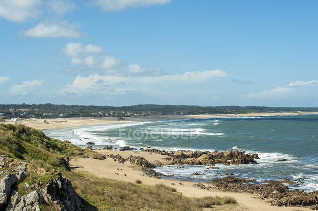 Пляж вздовж берегової лінії з камінням — стокове фото