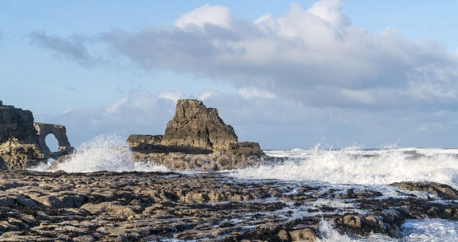 Waves splashing onto the rock formations — Stock Photo