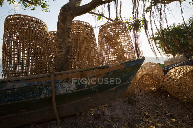 Barco de pesca con redes de pesca tradicionales, Isla Ternat, Alor, Indonesia - foto de stock