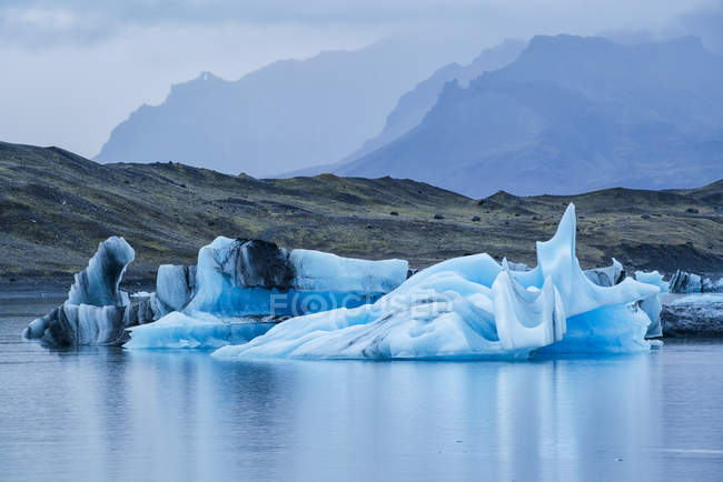 Grands icebergs dans l'eau — Photo de stock