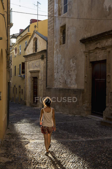 Girl walking down — Stock Photo
