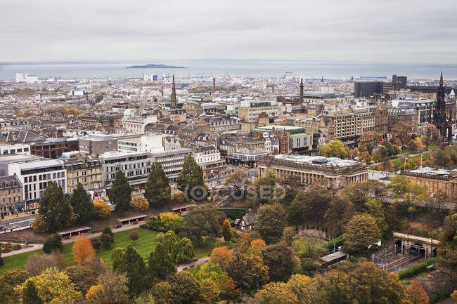 Вид на Единбурзький від Единбурзького замку — стокове фото