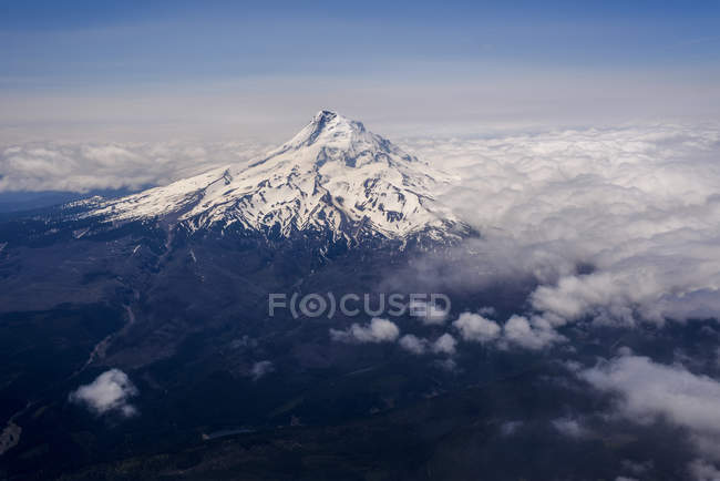 Mt. Capucha torres por encima de las nubes - foto de stock