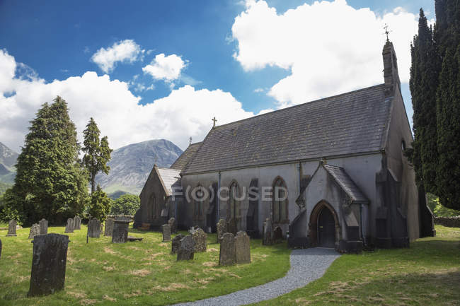 Церковь и старое кладбище — стоковое фото