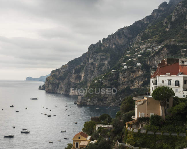 Ciudad a lo largo de la costa de Amalfi - foto de stock