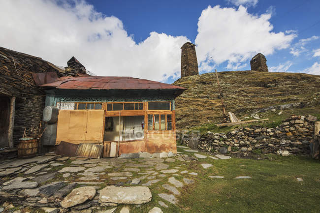 Maison et tours en pierre de Svan — Photo de stock