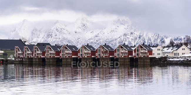 Edifícios vermelhos ao longo da borda da água — Fotografia de Stock