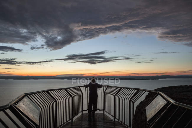 Vue sur le lac Supérieur au coucher du soleil ; Thunder Bay, Ontario, Canada — Photo de stock