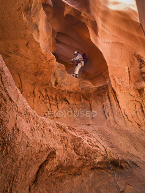 Aventurier explorant un canyon à fente dans le désert, San Rafael Swell. Utah, USA — Photo de stock