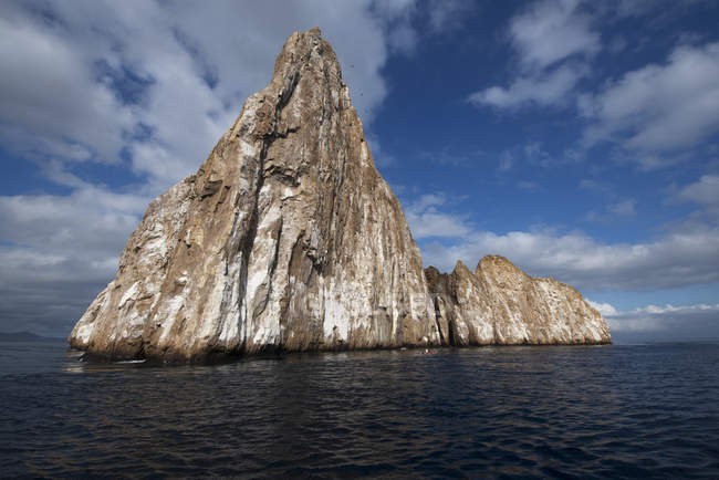 Formação rochosa com pico no oceano — Fotografia de Stock