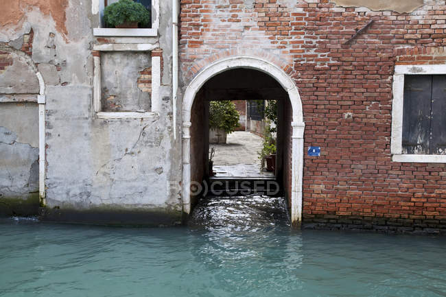 Arched doorway in a brick wall — Stock Photo