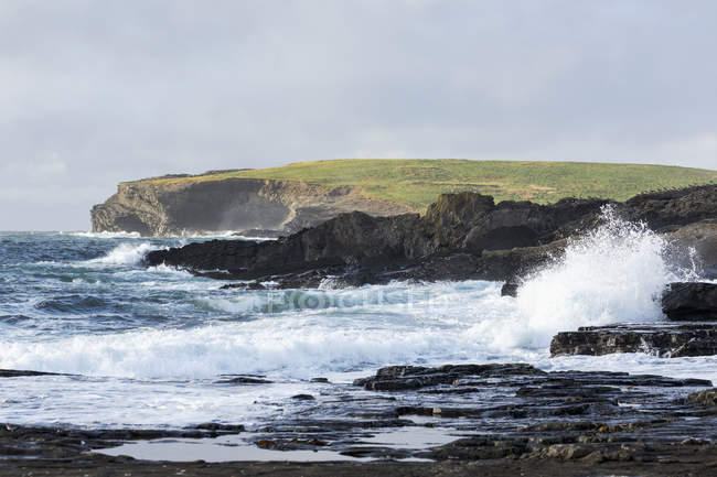 Waves crashing into rocky coast — Stock Photo