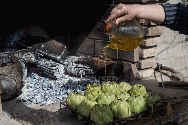 Alcachofas con aceite de oliva - foto de stock