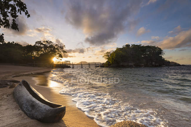 Canot de pirogue sur la plage — Photo de stock
