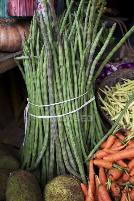 Овощи на продажу в деревне — стоковое фото