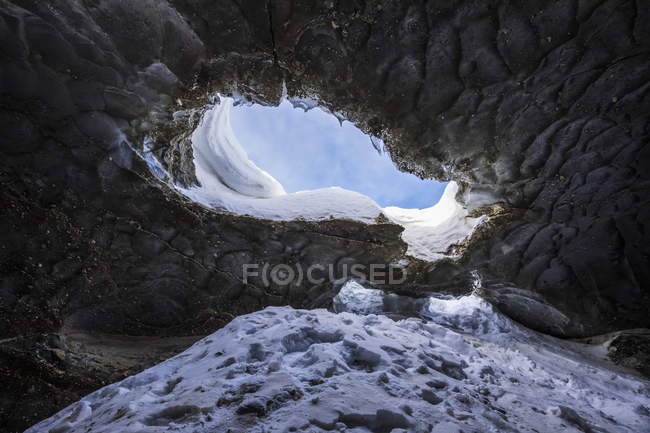 Techo de la cueva de hielo glaciar - foto de stock