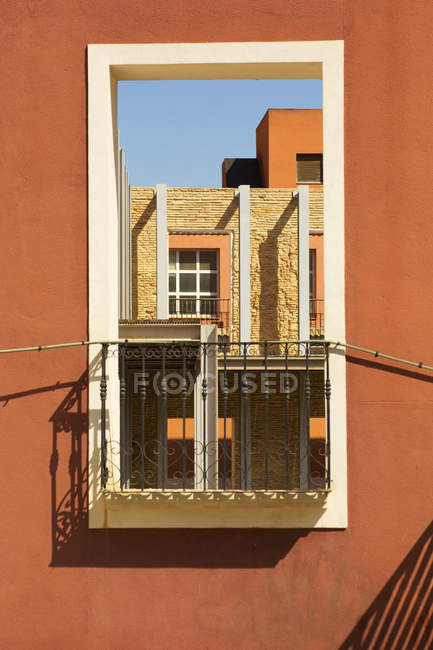 Fenster auf orangefarbenen Brunnen — Stockfoto