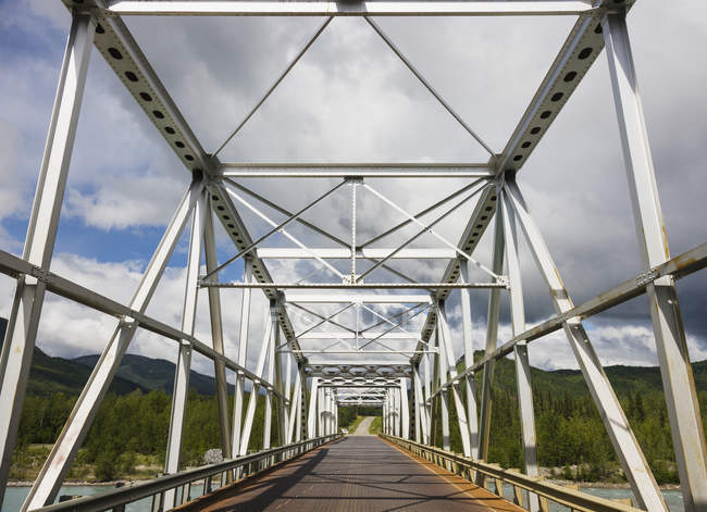 Puente de metal sobre el río Racing - foto de stock