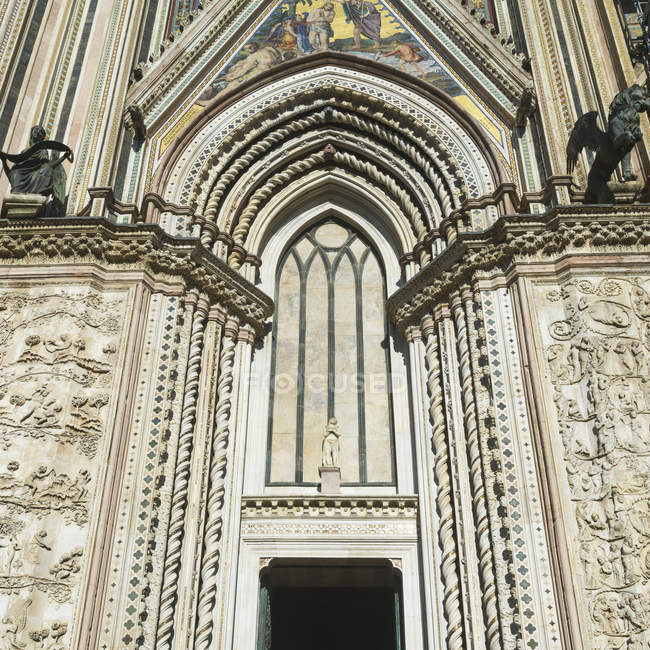 Entrada a la Catedral de Orvieto - foto de stock