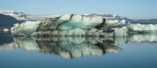 Iceberg flotando en Jokulsarlon - foto de stock