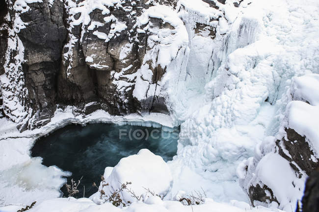 Sunwapta cai no inverno — Fotografia de Stock