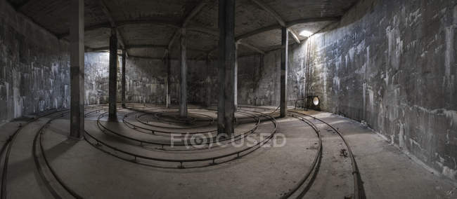 Dentro do tanque de retenção abandonado — Fotografia de Stock