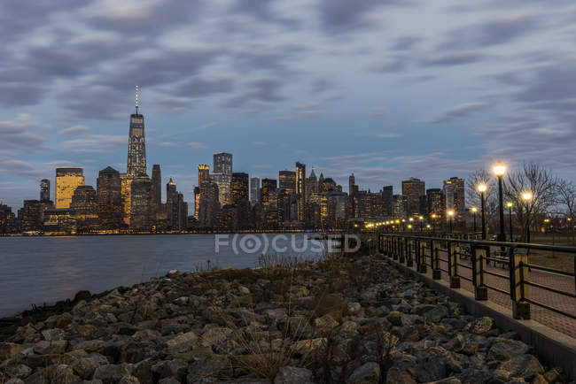 Manhattan Skyline au crépuscule — Photo de stock