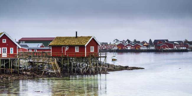 Edifici rossi lungo il bordo dell'acqua — Foto stock