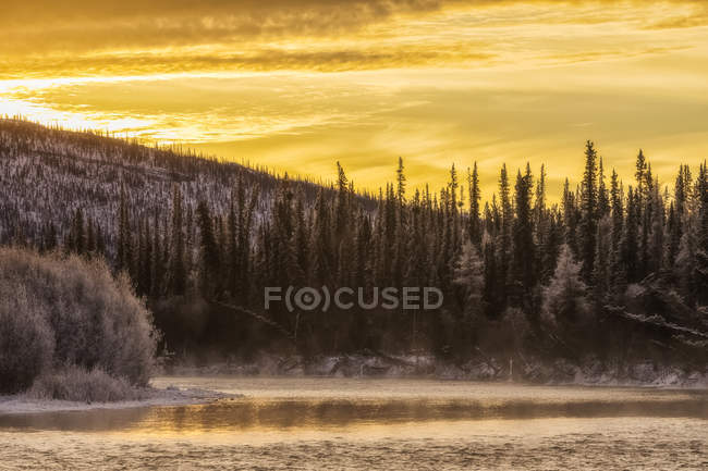 Lever de soleil au-dessus de la rivière Fishing Branch — Photo de stock