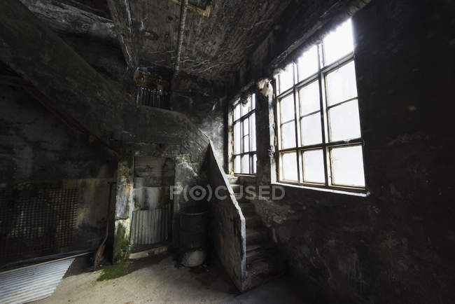Dentro da velha fábrica de arenques abandonada. Djupvik, Islândia — Fotografia de Stock
