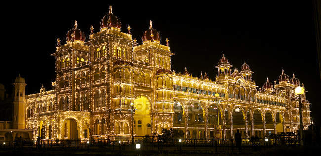 Palacio de Mysore iluminado - foto de stock