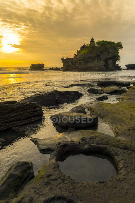 Tanah Lot templo; Isla de Bali - foto de stock