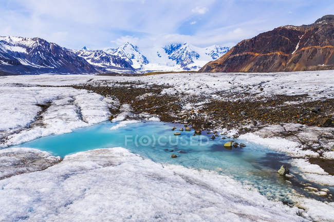 Piscina de agua turquesa en el glaciar Gakona - foto de stock