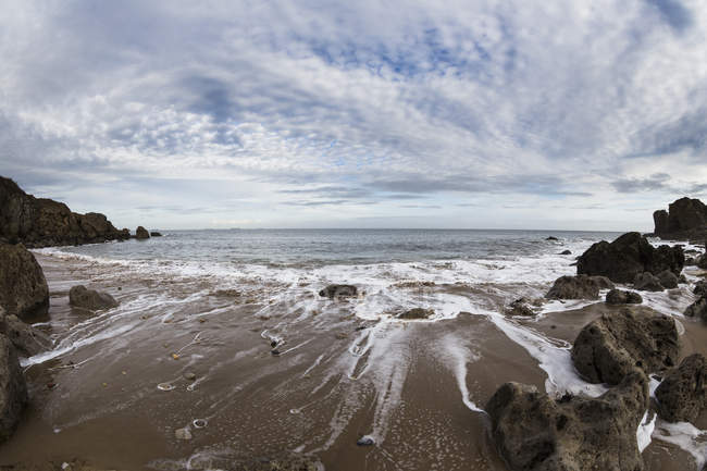 Vue sur le littoral rocheux — Photo de stock