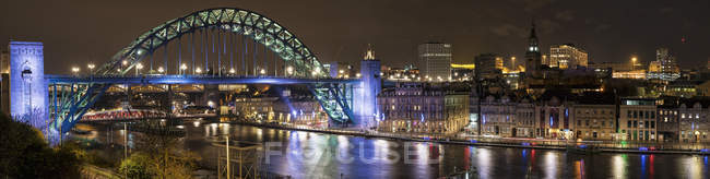 Puente iluminado de Tyne, Inglaterra - foto de stock