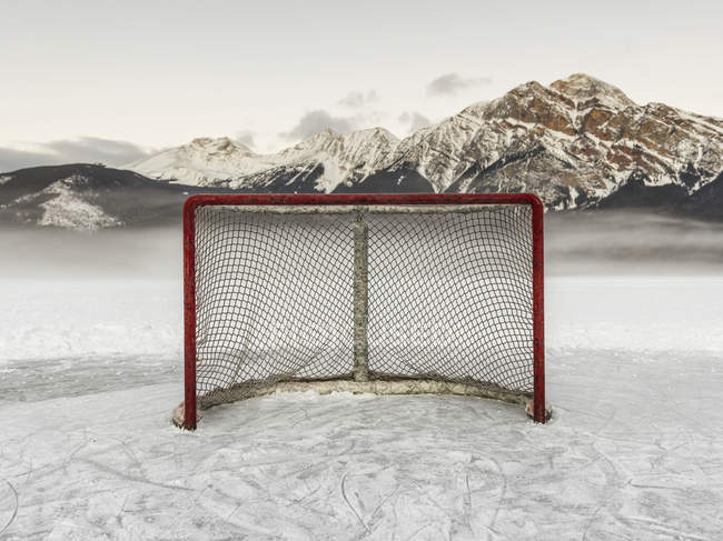 Red de hockey sobre lago pirámide congelado - foto de stock