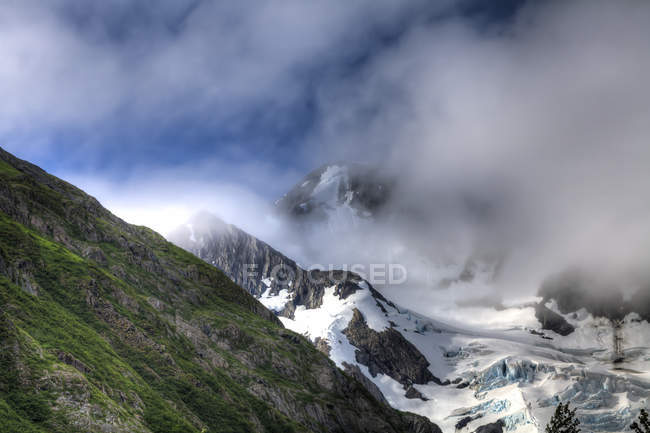 Nuvole che si infrangono attorno al ghiacciaio — Foto stock