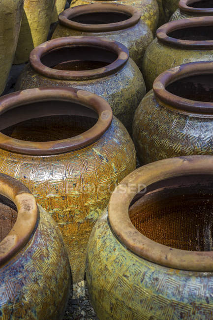 Produits artisanaux de poterie en argile colorée à vendre sur un marché artisanal ; Coombs, Colombie-Britannique, Canada — Photo de stock