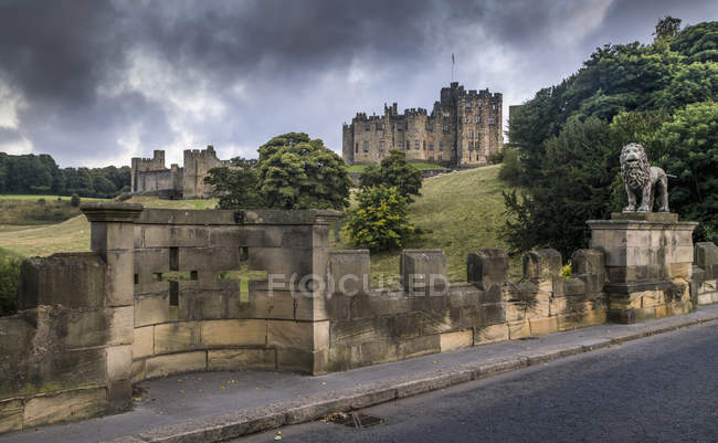 Castelo de Alnwick com cruzes — Fotografia de Stock
