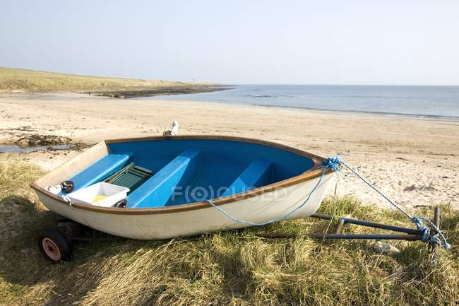 Canoe On sandy shore — Stock Photo