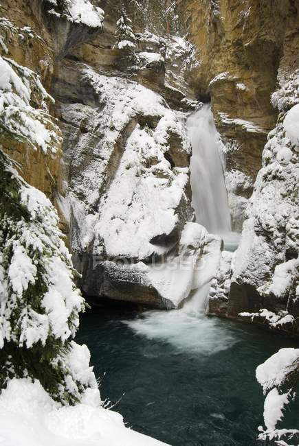 Cascada en invierno, Johnston Canyon - foto de stock