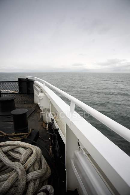 Barco de ferry en la costa del Pacífico - foto de stock