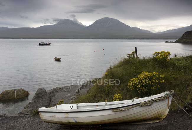 Boats On Water And On Shore — Stock Photo