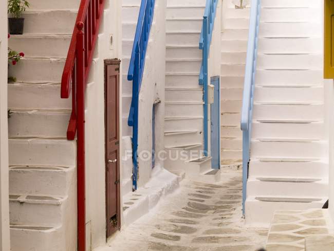 Белые раскрашенные лестницы — стоковое фото