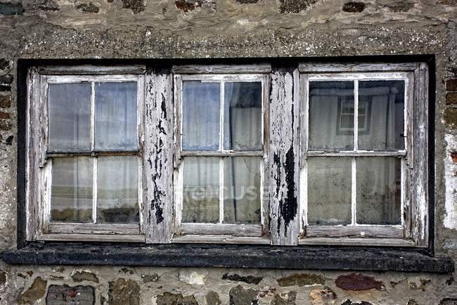 Старий вивітрювання вікно — стокове фото