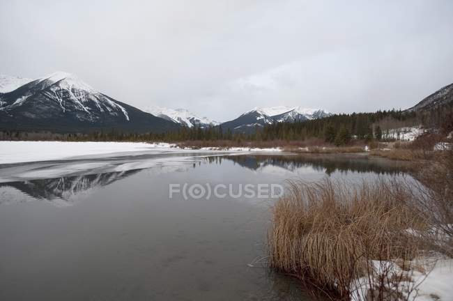 Lac Mountain dans les Rocheuses canadiennes — Photo de stock