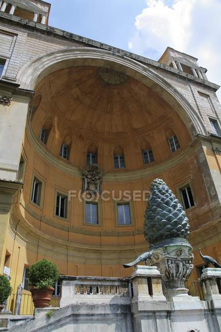 Hof von Tannenzapfen bei vatican — Stockfoto